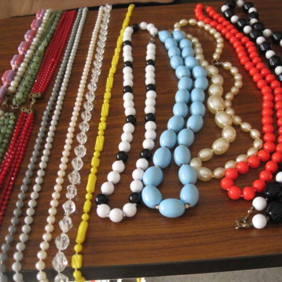 Lot of 14 Vintage Plastic Necklaces - Picture 7 of 11